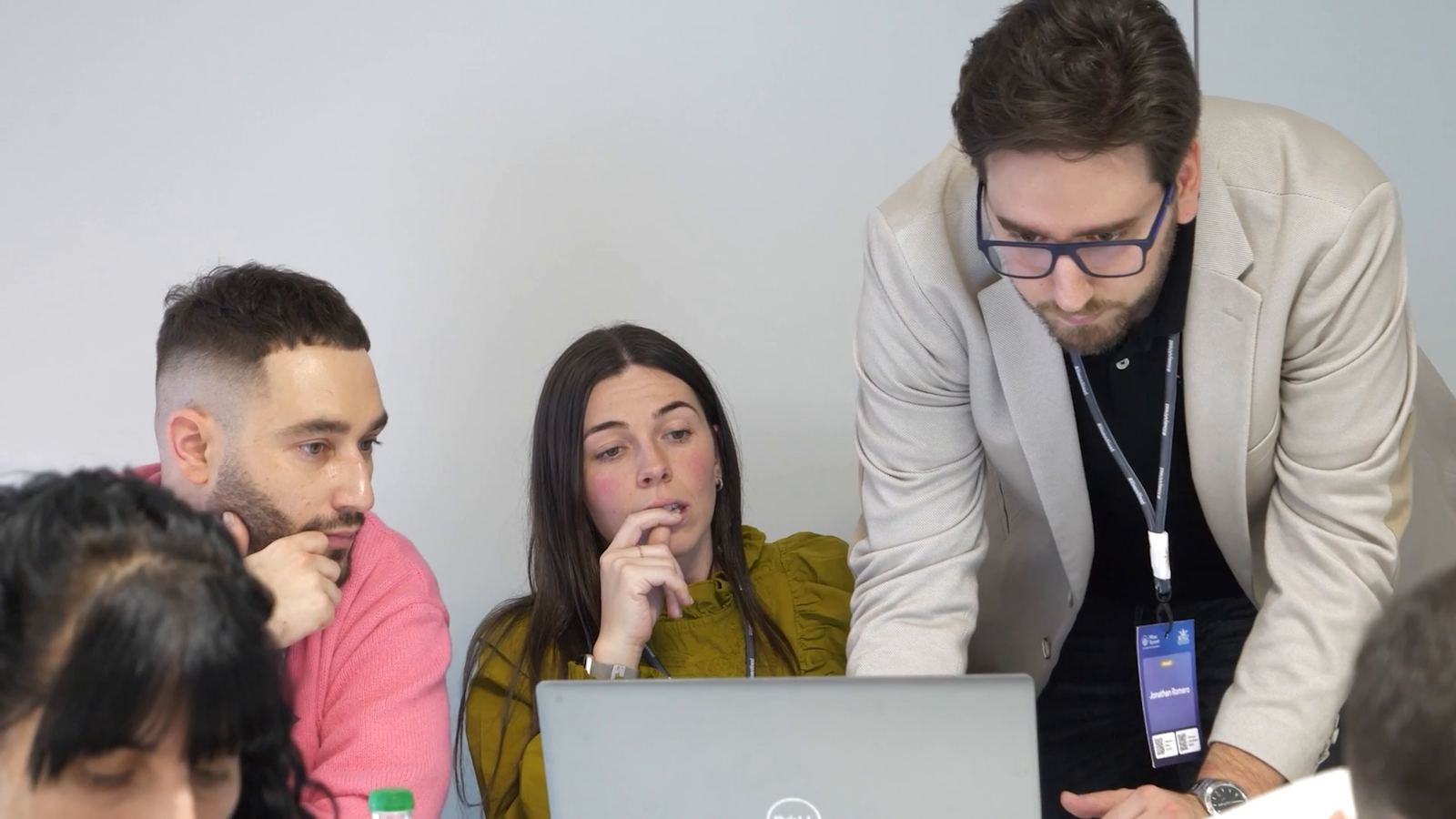 Un tutor mostra una pianificazione digitale a due partecipanti