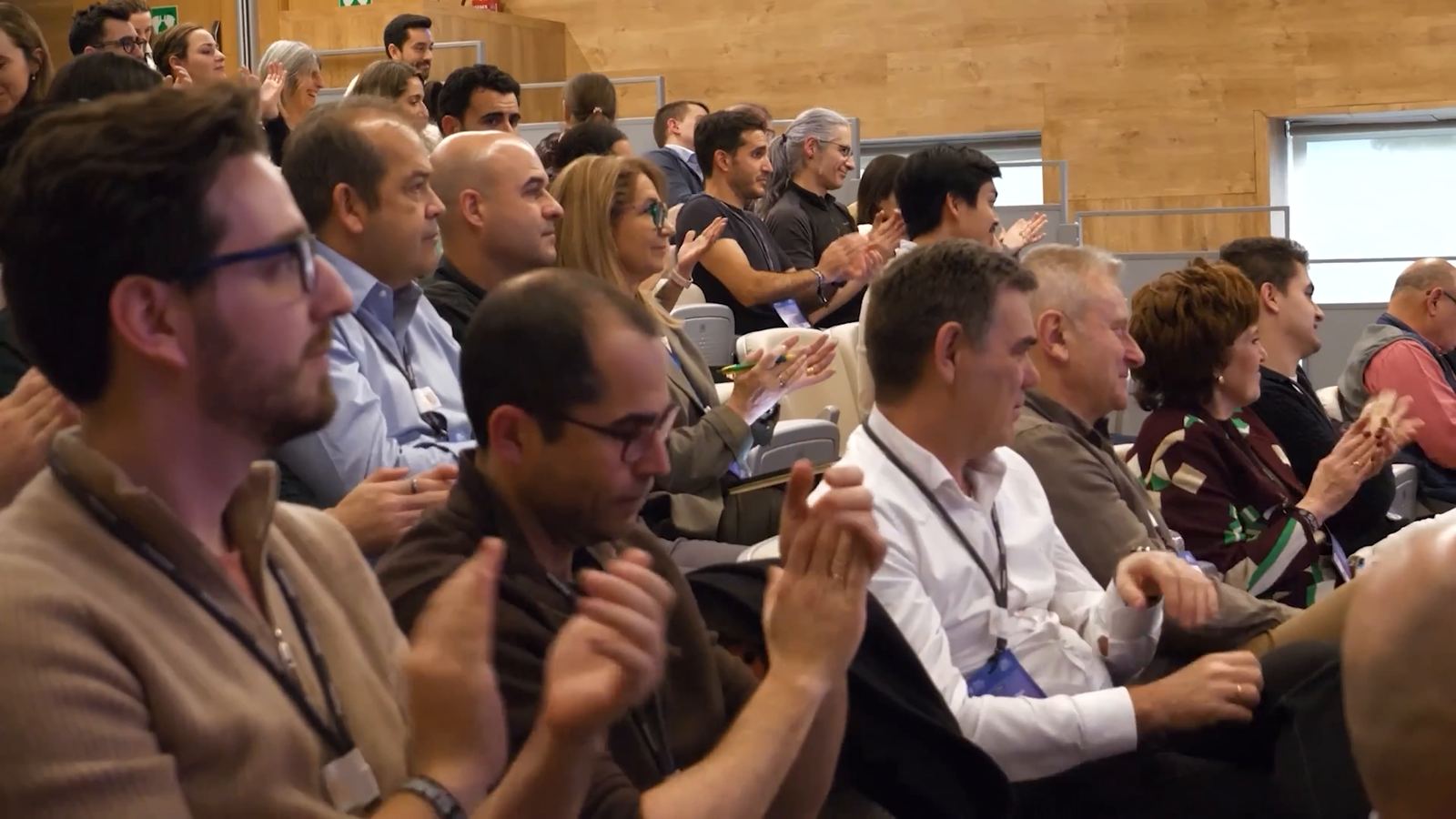 Il pubblico applaude a fine sessione