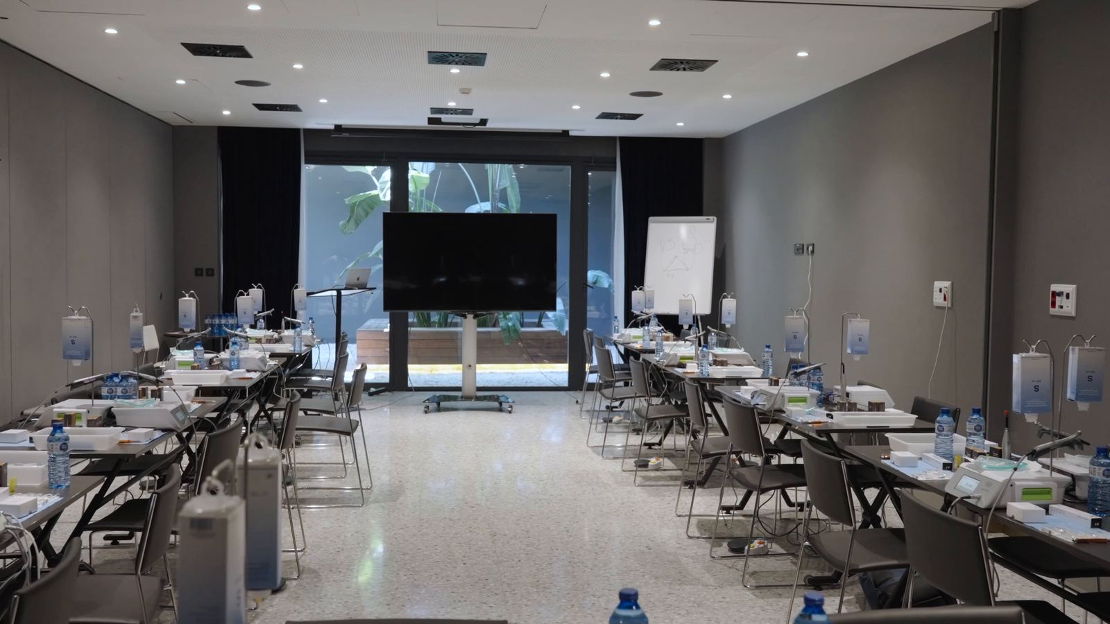 Sala allestita per un corso hands-on, con le postazioni pronte