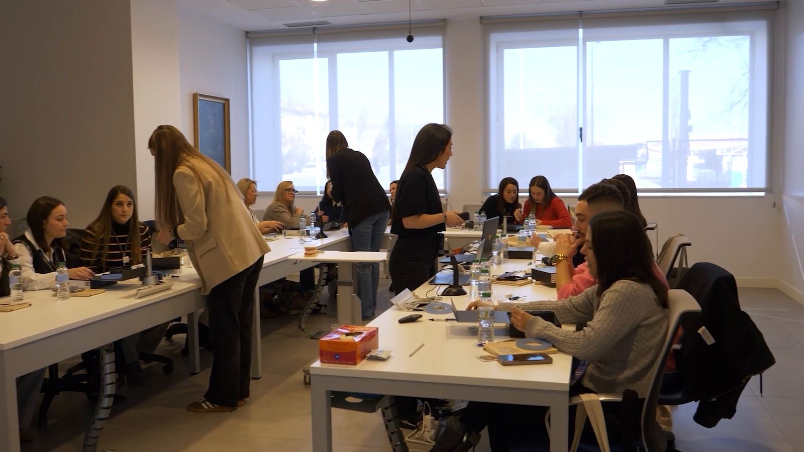 Sala di formazione con i partecipanti ai tavoli
