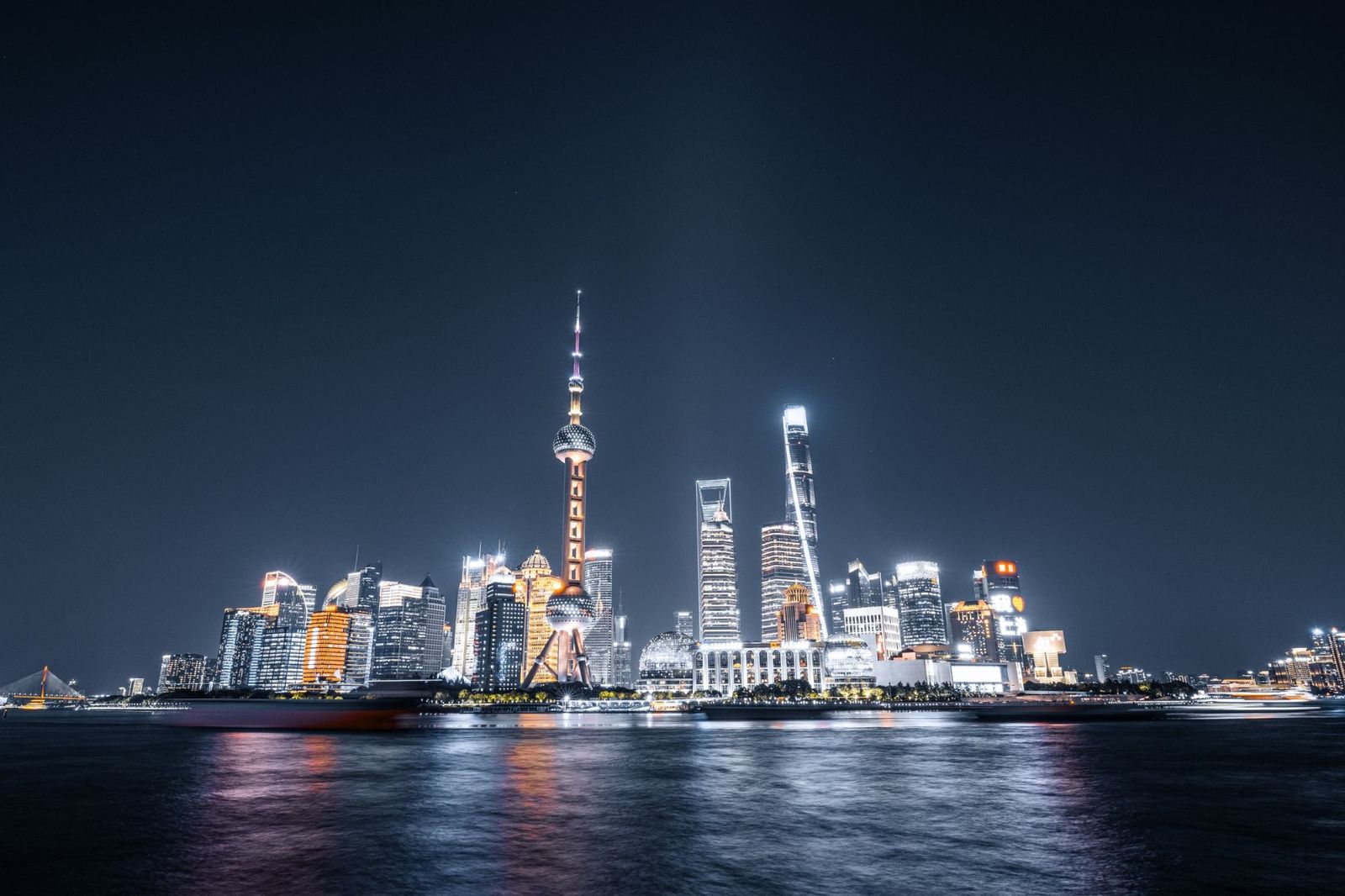 Lo skyline di Shanghai di notte, sul fiume Huangpu