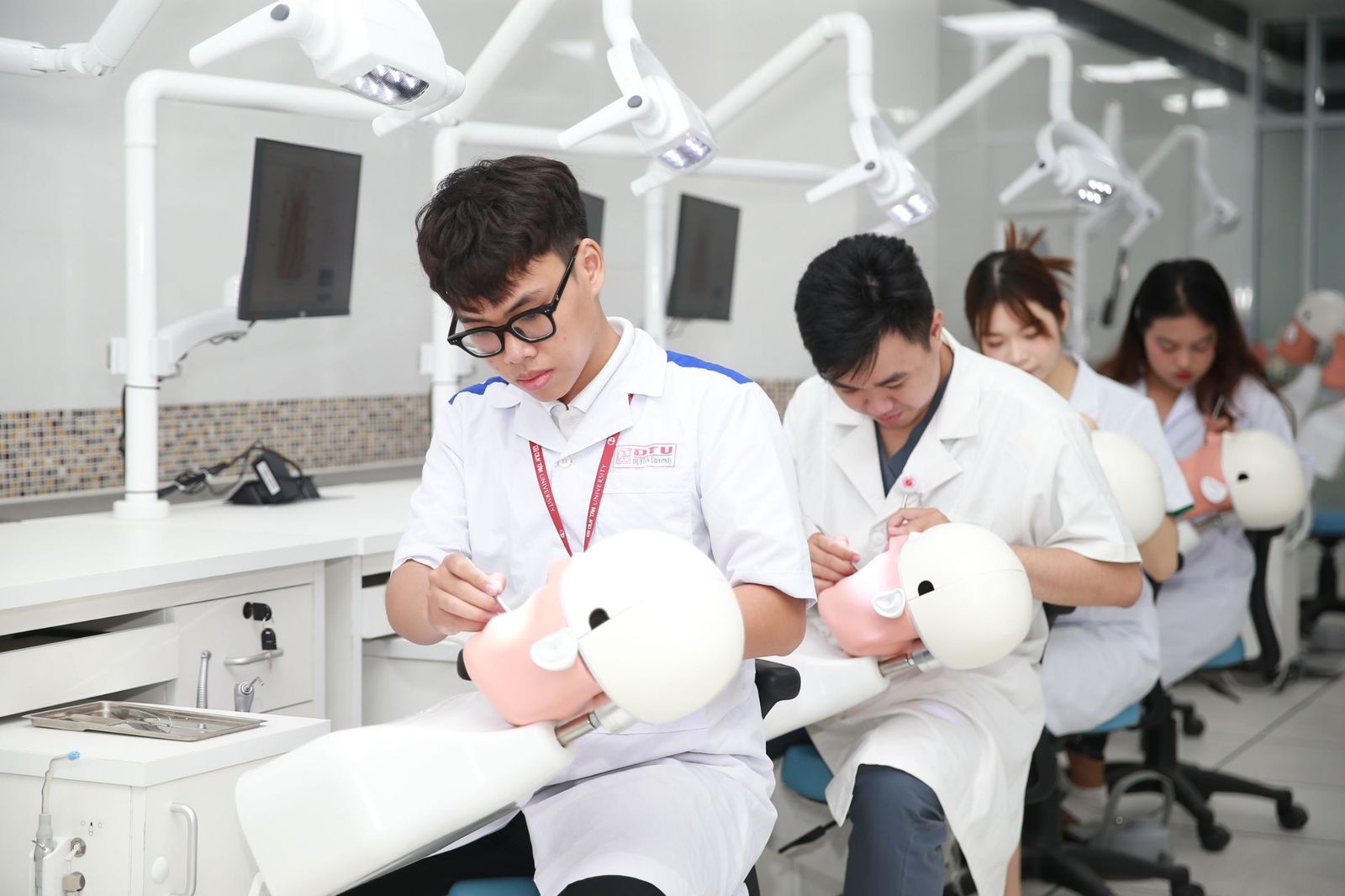 Giovani clinici si esercitano su simulatori in un laboratorio didattico