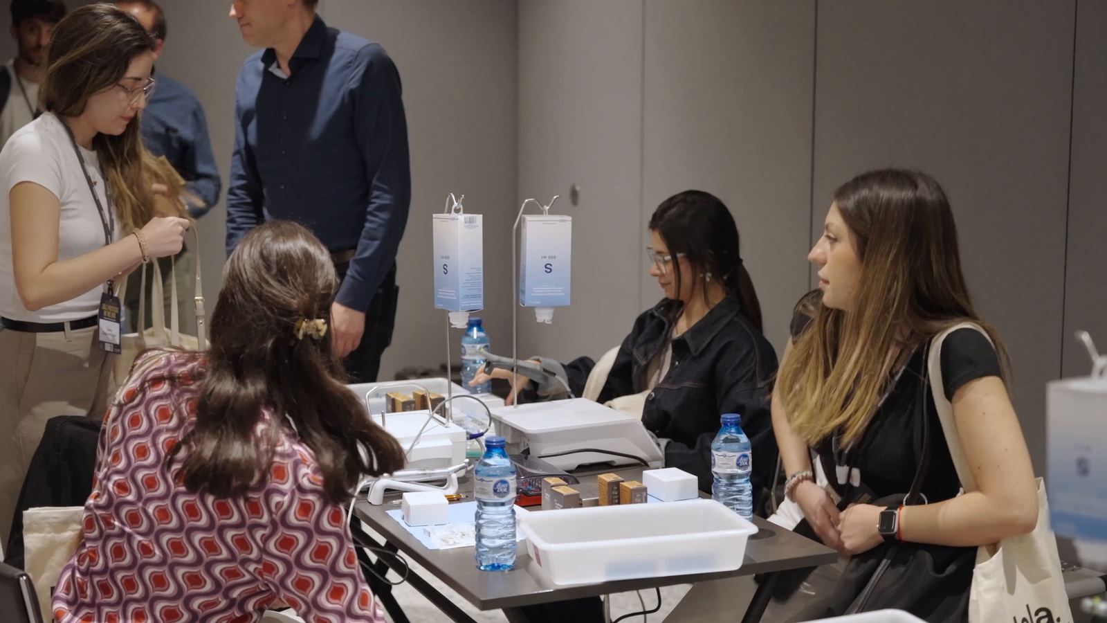 Partecipanti a un corso MINEC al tavolo di lavoro